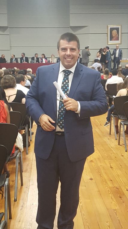 Julio con su diploma de especialista