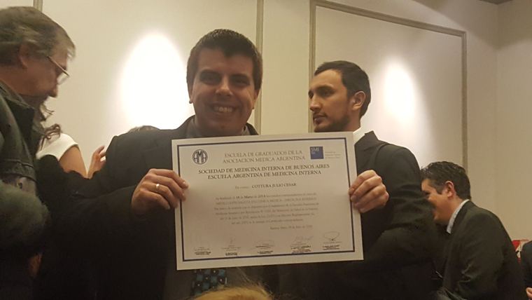 Julio recibiendo un certificado