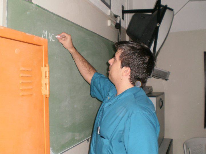 Julio dando clase frente a un pizarrón